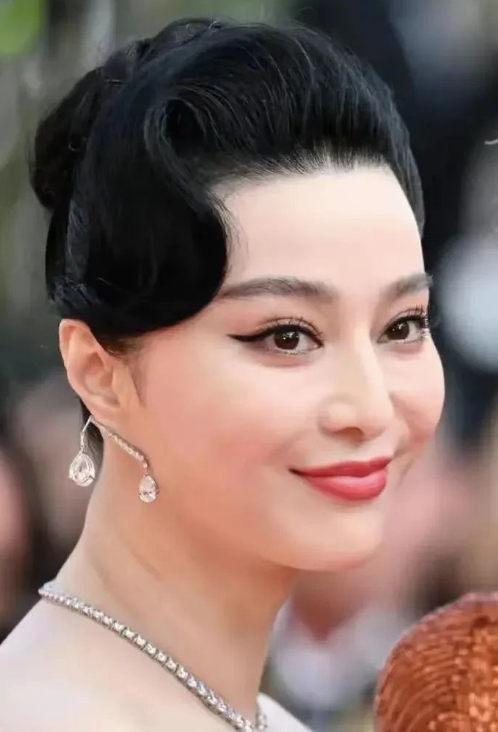 43岁范冰冰现状：头发白了一半，未婚单身，弟弟走红