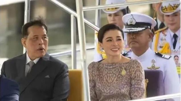 诗妮娜改名后首次露脸,披肩新照登上王室海报,泰王给贵妃念想