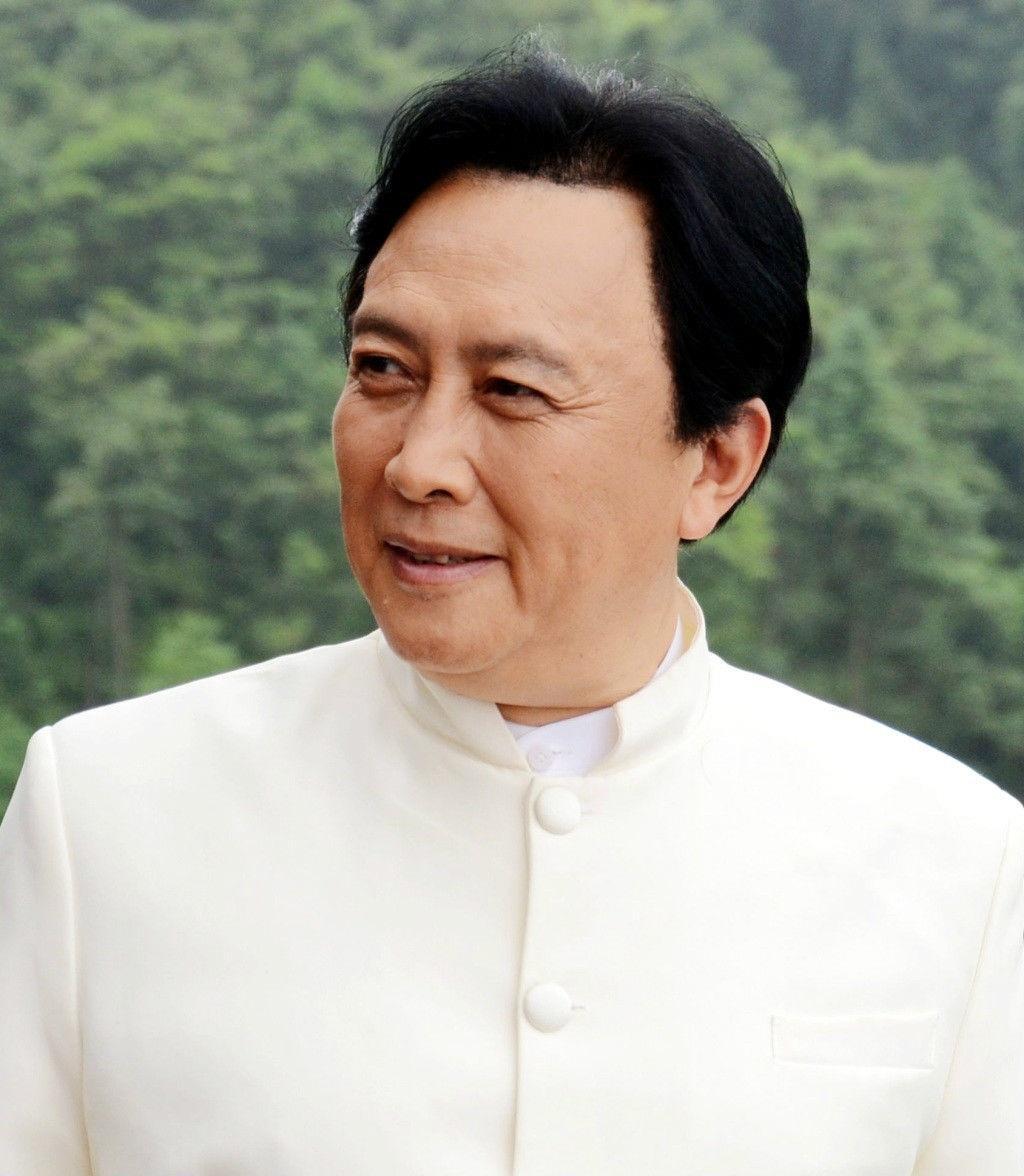 72岁唐国强穿裤衩出门！长腿白皙抢眼，肚腩明显步履阑珊引热议