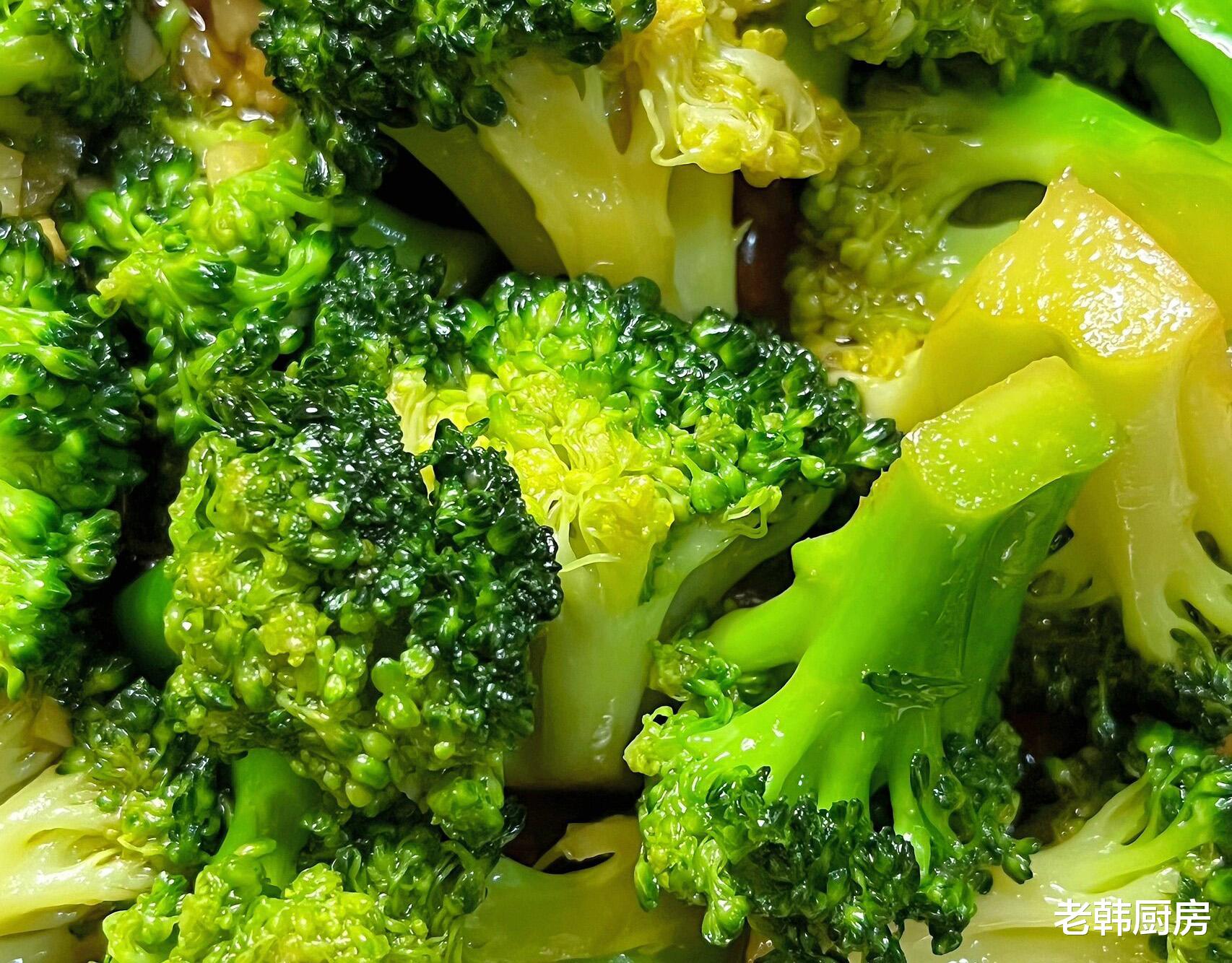 蒜蓉西兰花的家常做法，低脂低卡，蒜香浓郁，脆爽可口，解馋下饭