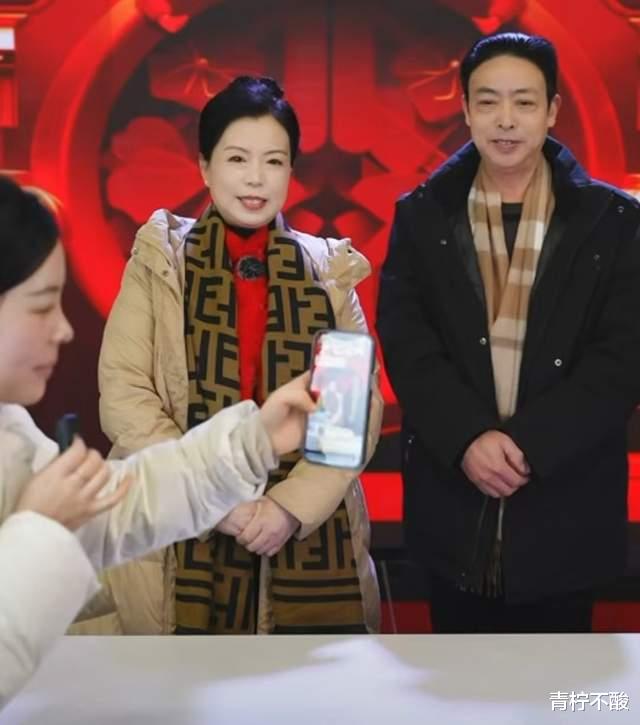 许敏老两口开播带货人气旺,姚爸憔悴了不少,身边有吉祥四宝陪伴
