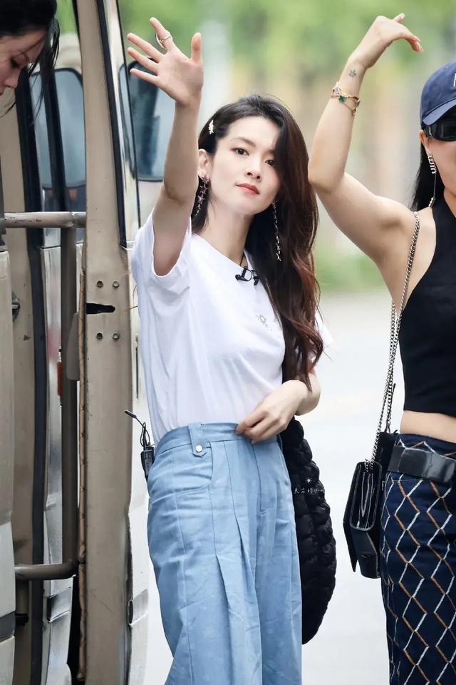 《浪姐5》苗苗漏腰超短裙超性感，蔡文静穿搭超时尚