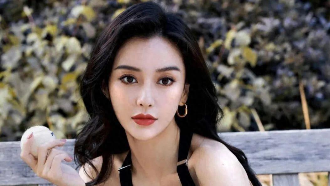 35岁杨颖不认输！忍着被叶某diss低头干活，终于被大总裁官宣。