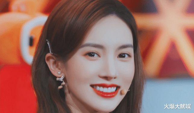 笑死！金晨果然装不了一点，看周雨彤的眼神重现张继科名场面