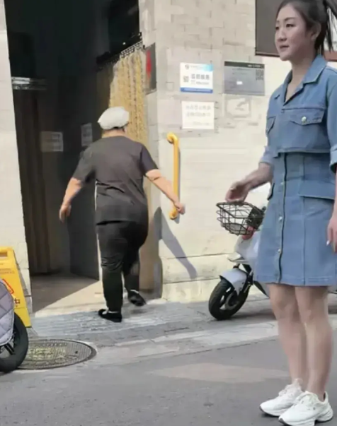 差距!陈梦与万茜同框比美,穿同色系衣服,发型相似 网友:输麻了