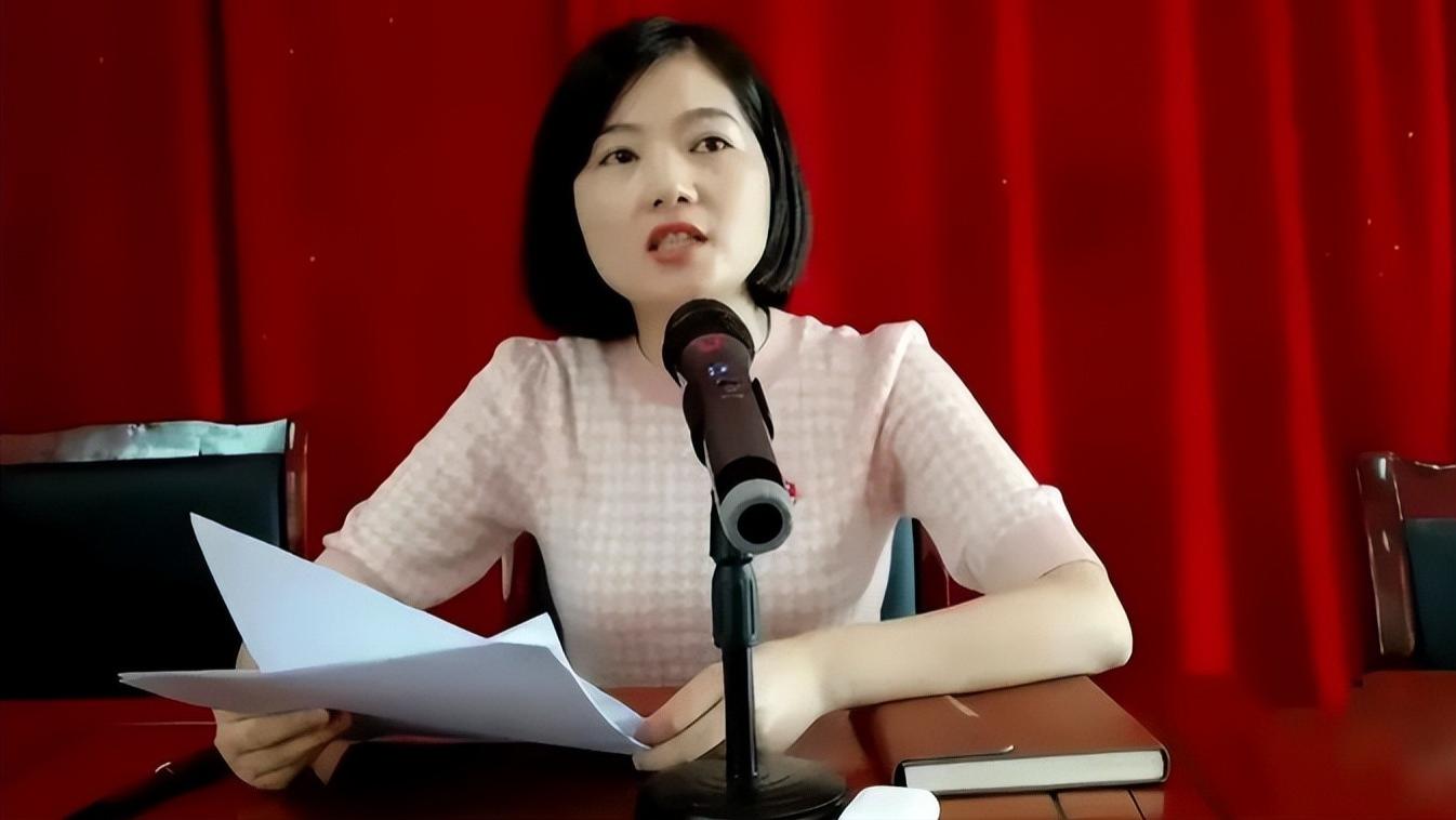 万县毛奇被举报后续：下属李佩霞履历曝光，大量高清图片被扒，人很漂亮优雅