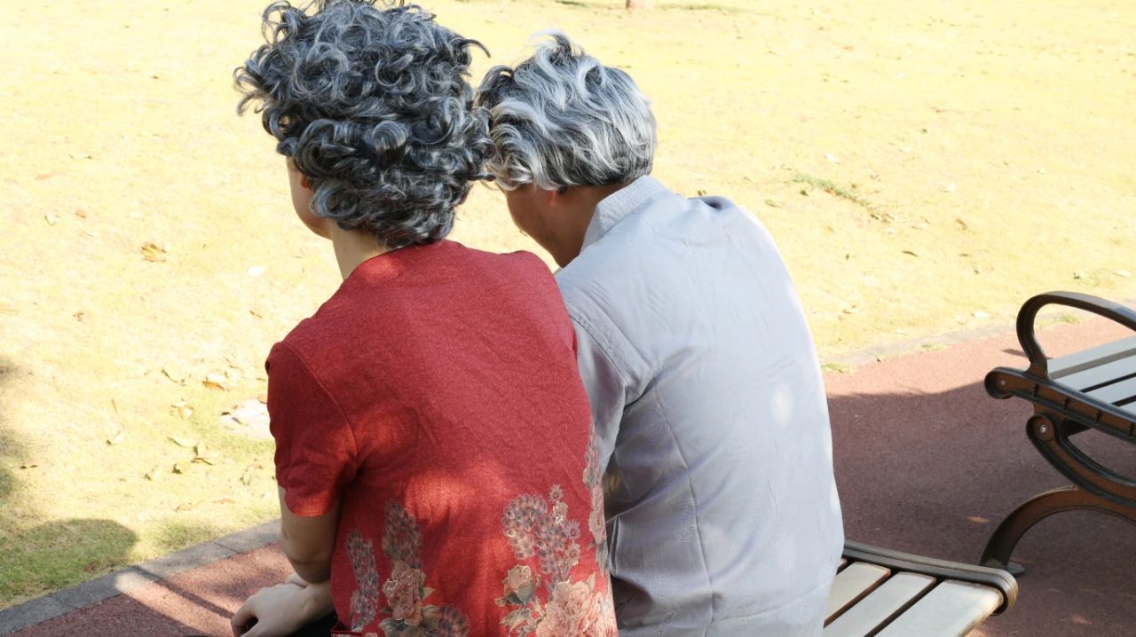 老人有这4种表现时，或是老年痴呆的早期症状，子女需注意观察