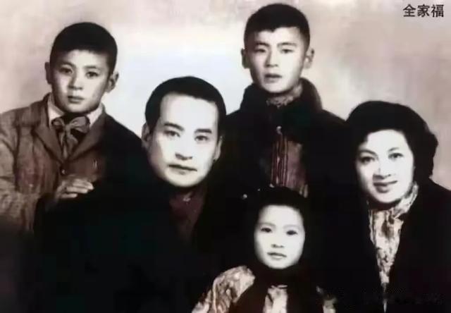 原来电影里的这三个人,现实里面是一家三口,演技太精湛了