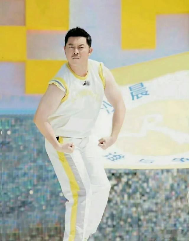 沙溢晒《奔跑吧》花絮照肌肉明显，网友喊话李晨出来对比一下