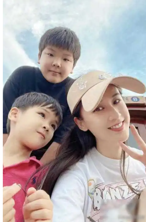 太壕了！黄圣依晒与父亲合影，娘家豪宅全曝光，露台超大种满花菜