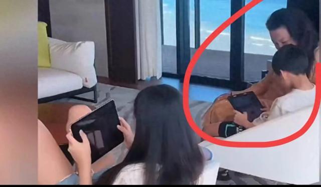 张兰含泪告别孙子，抱着不撒手，孙女独自玩iPad，被指区别对待