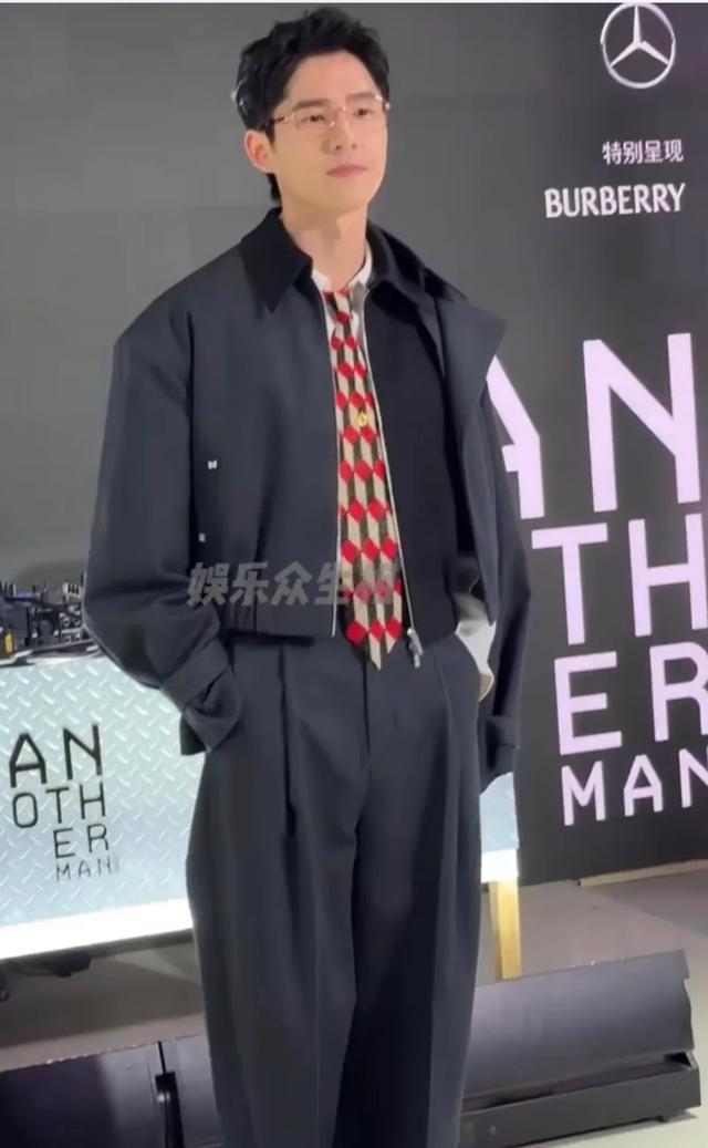 伊能静儿子恩利露腰,魏大勋缝衣领,宋佳邱天穿男装,穿的都太癫