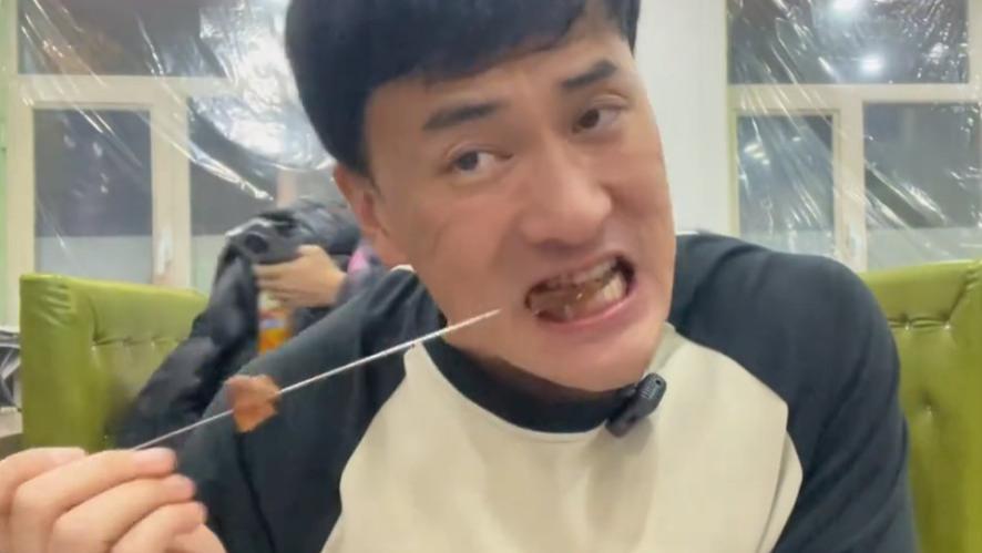 何洁前夫大口撸串不在乎形象，离婚6年仍单身，儿女喊继父爹地