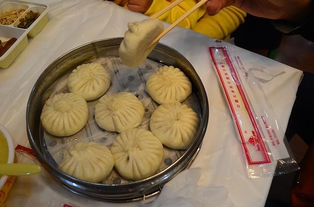 一笼包子280元，一碟花生米58元，狗不理包子现成了人不理