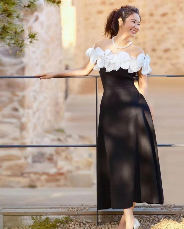 49岁林心如医美后大变样,穿黑白裙嫩到认不出,霍建华赚翻了!