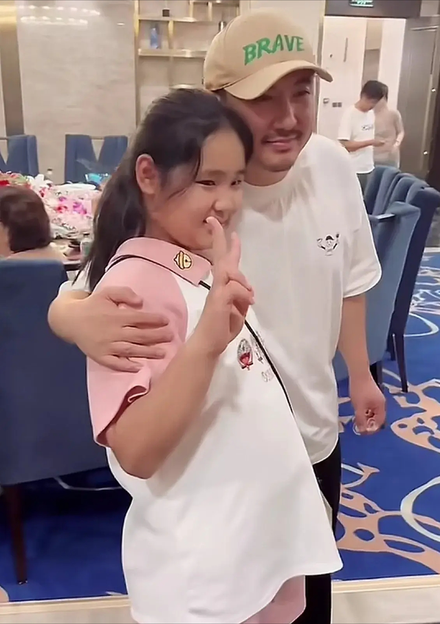 笑晕!沈腾回东北老家设家宴,坐上菜位置狂啃鸡腿,本人瘦了好多