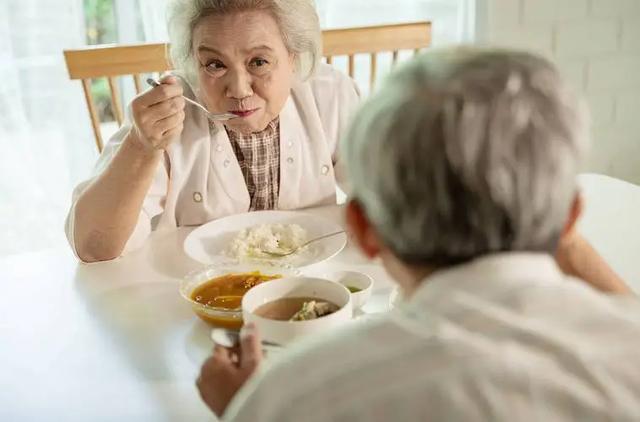 年纪大了饭量要注意？医生忠告：夏季来临，吃饭这几点一定多注意