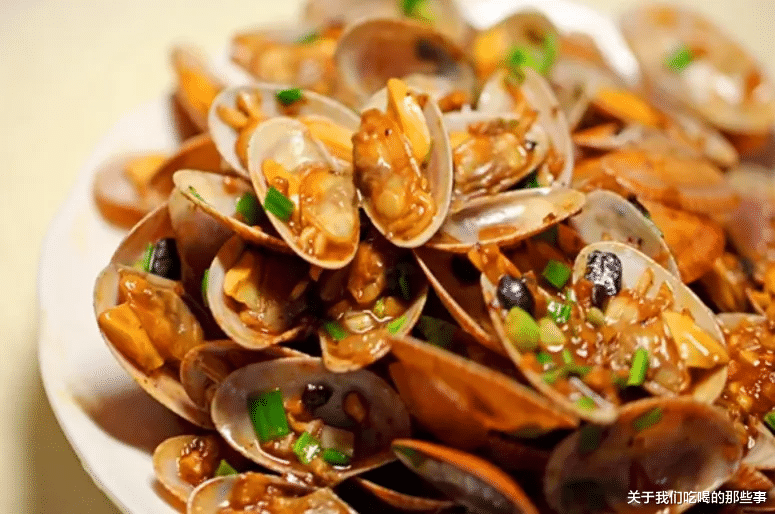 清洗花蛤时，最忌用盐和油，海边老渔民教你一招，花蛤疯狂吐泥沙