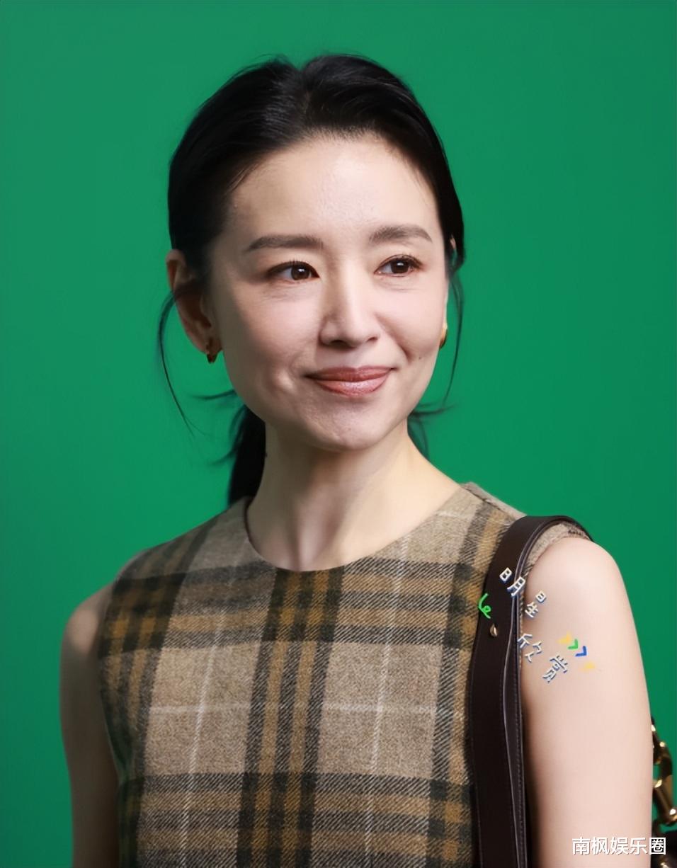 当38岁辛芷蕾跟44岁董洁站一起,我才彻底明白,什么叫顶级自律