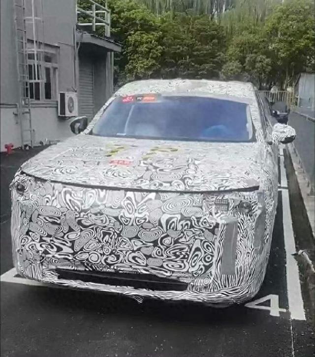 问界M8谍照流出，内饰配三联屏+华为SOUND音响