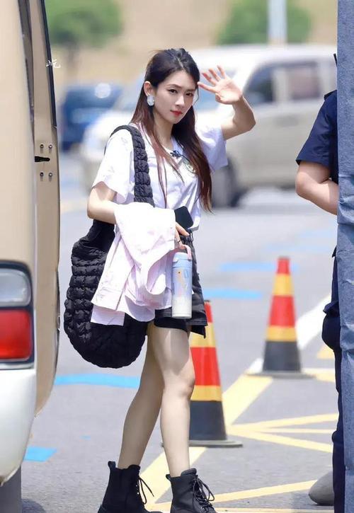 《浪姐5》苗苗漏腰超短裙超性感，蔡文静穿搭超时尚