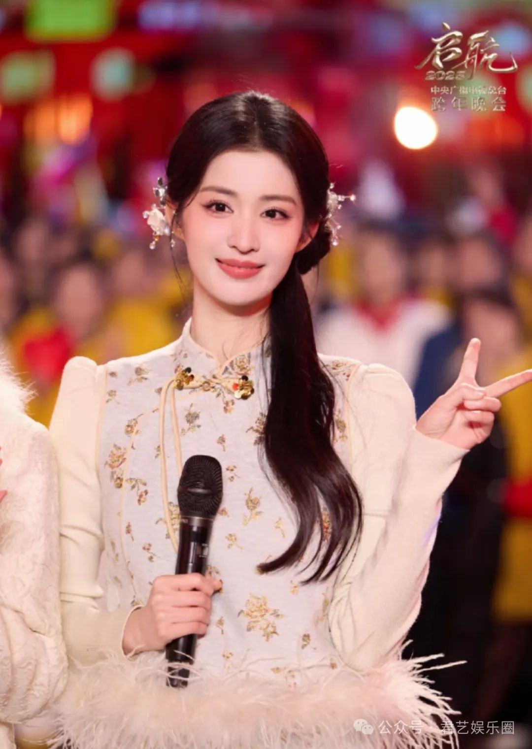 白鹿周也王楚然小说三大女主同框:央视跨年闪耀全场齐唱长街万象