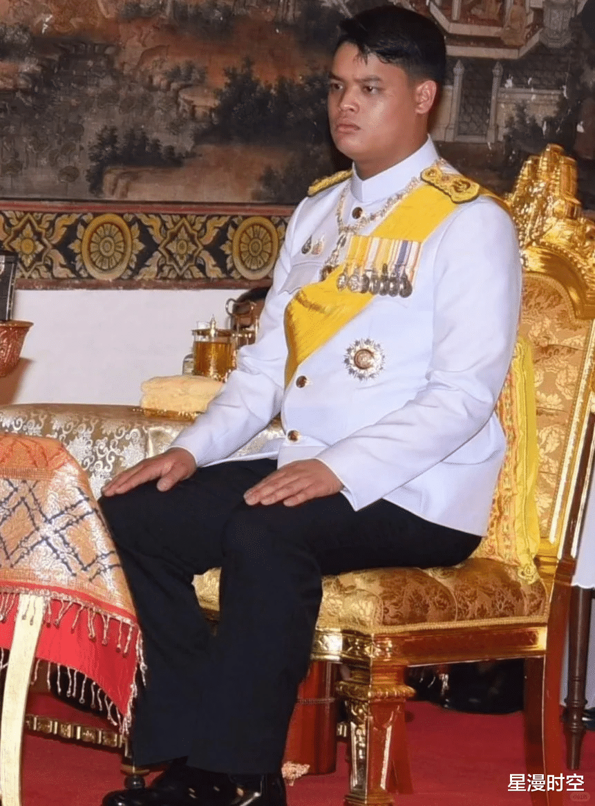 19岁提帮功越来越帅了,身高近2米,眼神清亮坚毅,是泰王心尖宠