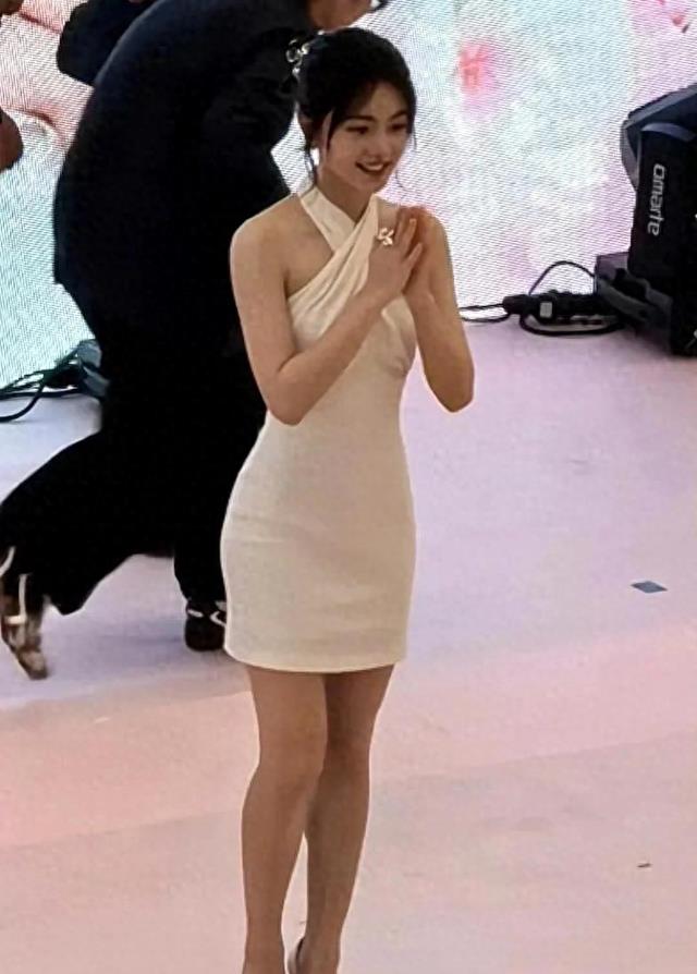 赵今麦明明已经瘦成皮包骨了,腿上镜还是有点粗,这属于什么身材