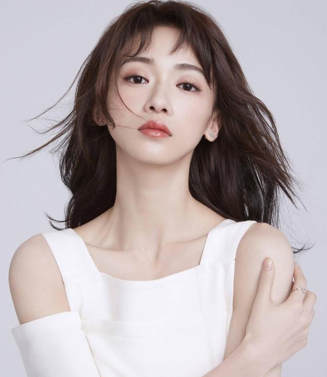 吴谨言挺孕肚亮相新剧发布会，穿高跟鞋甩鞭子，不顾危险太拼了