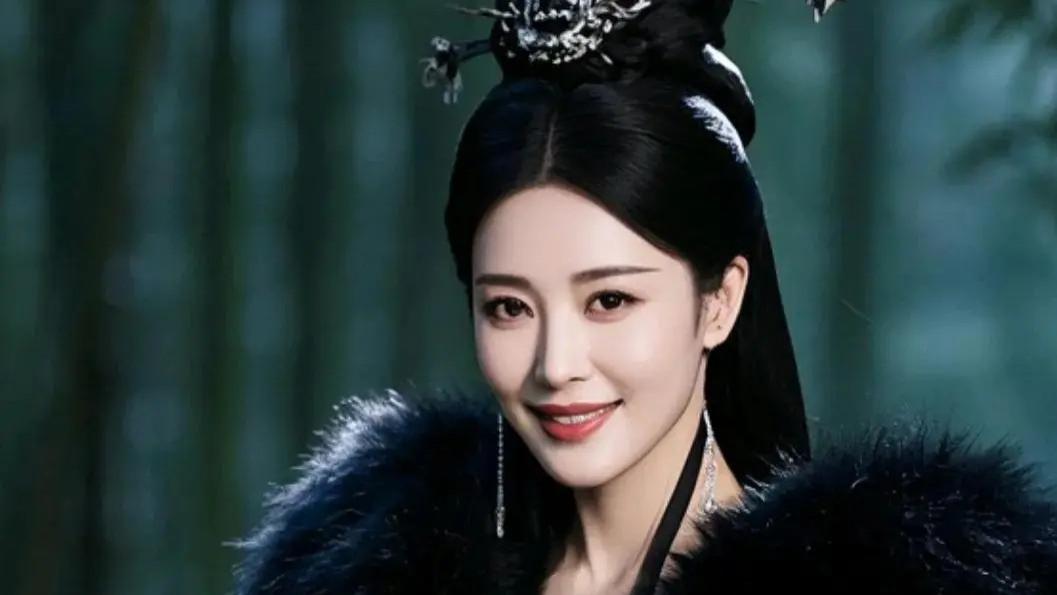 曾黎一身黑色古装惊艳亮相，精致容颜，这也太美了吧！引发热议