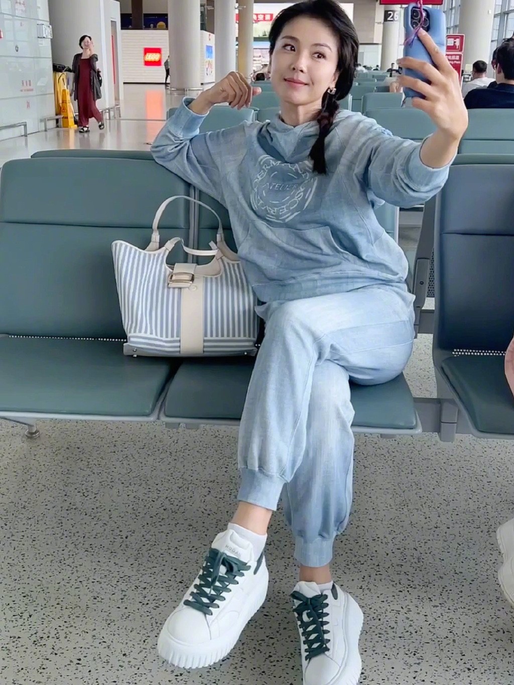 46岁刘涛机场彻底放飞！穿牛仔服扎麻花辫嫩回少女时期，美得差点认不出！