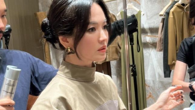 宋慧乔换了新发型像整容！42岁穿搭时髦脸蛋不僵硬，科技美真抗衰