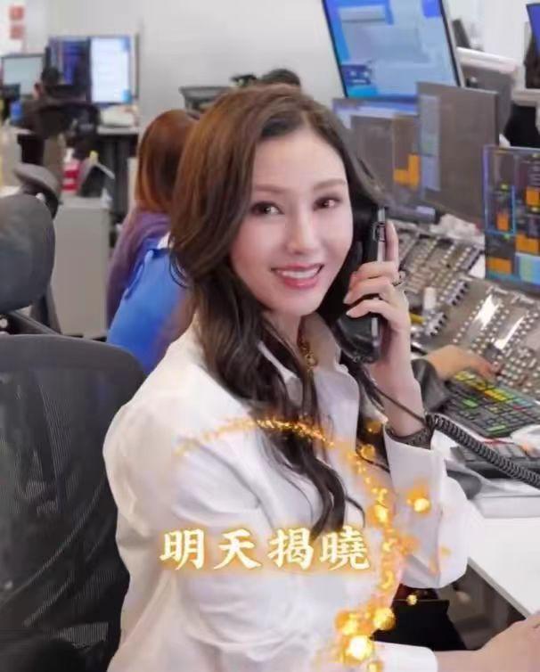 王祖贤罕晒新照!祝大家圣诞新年快乐,模样大变,网友:医美失败