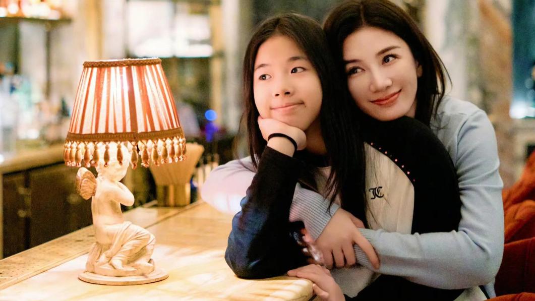 黄奕12岁女儿国外留学近照，长相太像爸爸黄毅清，可惜妈妈基因