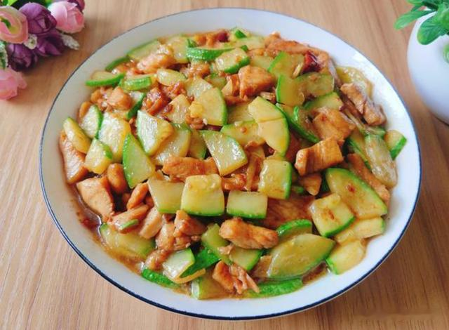 “人未老腿已衰”，建议常吃这5道菜，防止膝盖老化，腿脚更有劲