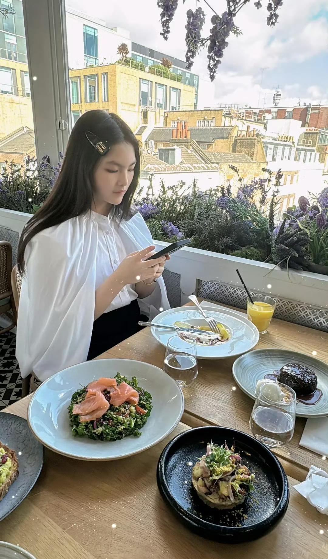 李湘带女儿看展，王诗龄两套穿搭超10万，亲妈滤镜下又飒又美