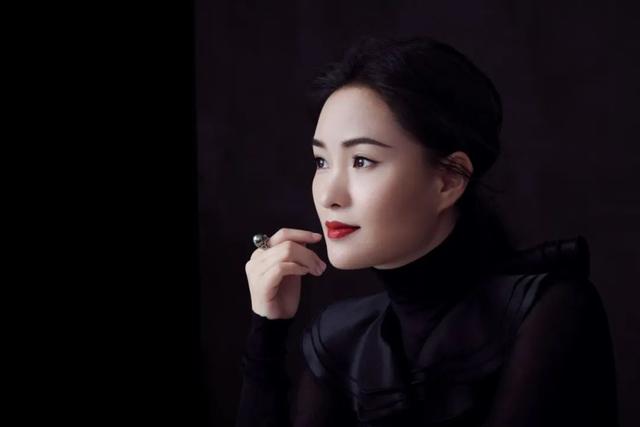 雷佳|《人世间》唱响，13次登上春晚，低调做慈善，42岁仍在追梦路上
