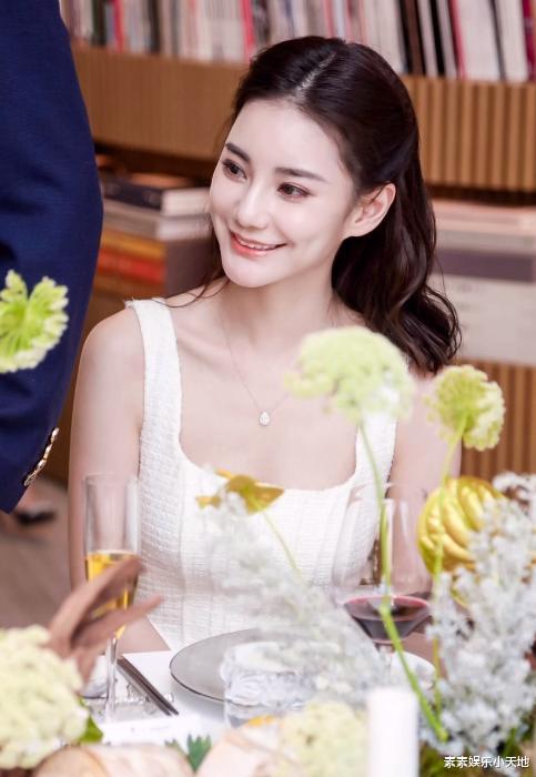 小梅晒度假美照,汪小菲负责拍摄,穿白纱长裙大S会羡慕吗?