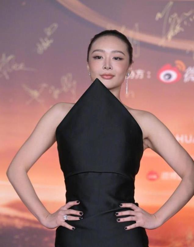 北京这一夜,众星“丑态百出”、大玩反差,却被全裹的赵丽颖惊艳