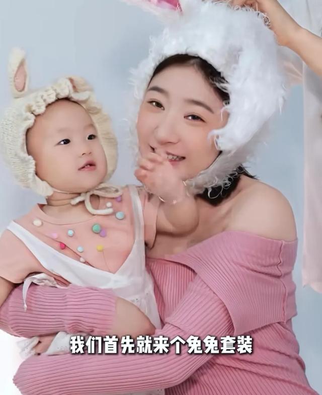 黄一鸣晒母女亲子写真,回应闪闪发型像爷爷,评论区又炸锅了