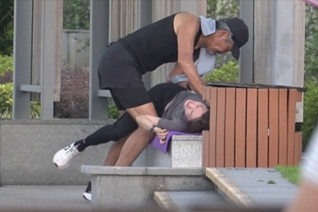 周润发带43岁TVB花旦跑步，当街为对方拉伸好体贴，懒理路人围观