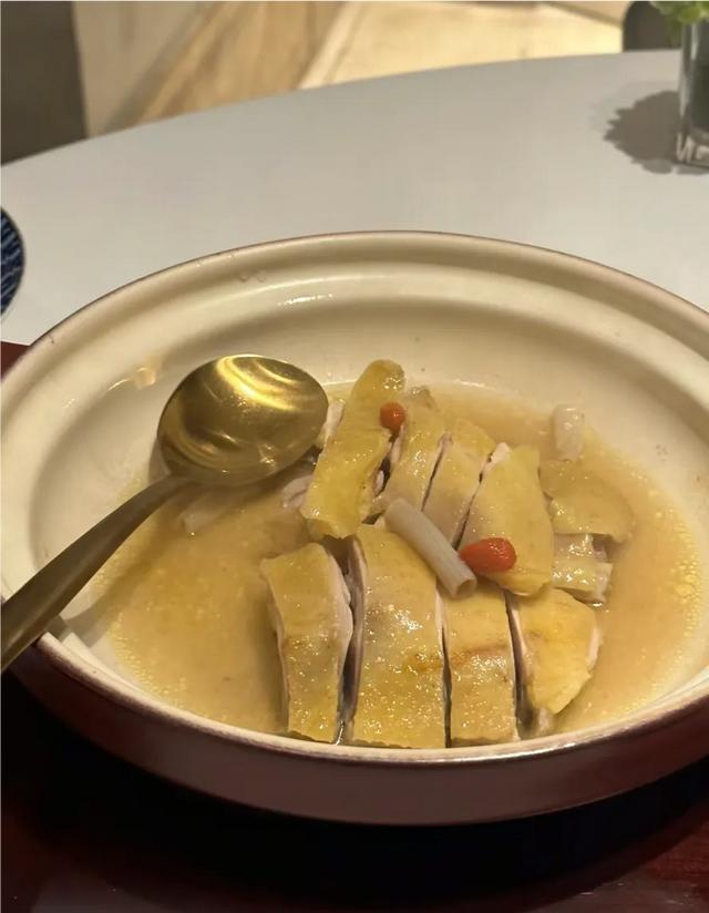 两个北方人在广州炳胜公馆吃饭,结账时差点没钱付款,真尴尬。