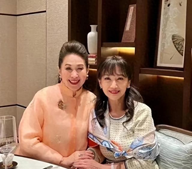 赵雅芝跟富婆聚会，晒照不修图，网友们：确实是70岁的老奶奶状