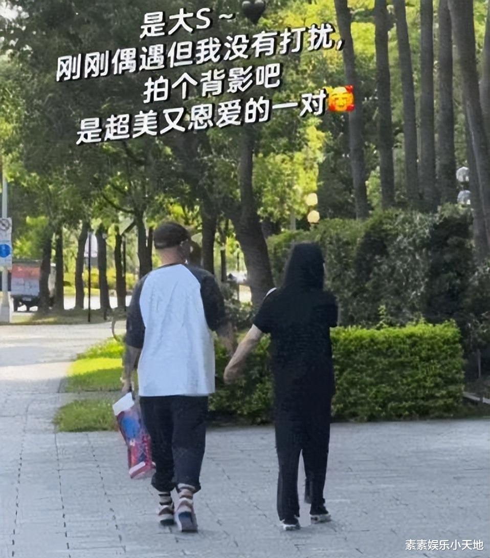 小梅晒度假美照,汪小菲负责拍摄,穿白纱长裙大S会羡慕吗?