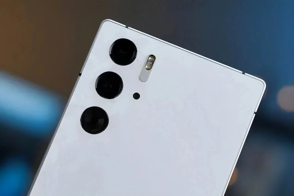 30分钟卖出一亿元，屏下镜头+骁龙8Gen3+80W，如今售价再创新低