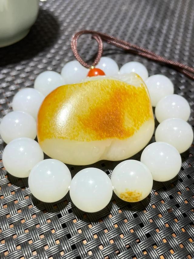 和田玉手串，富豪的标配，你更中意哪一种？