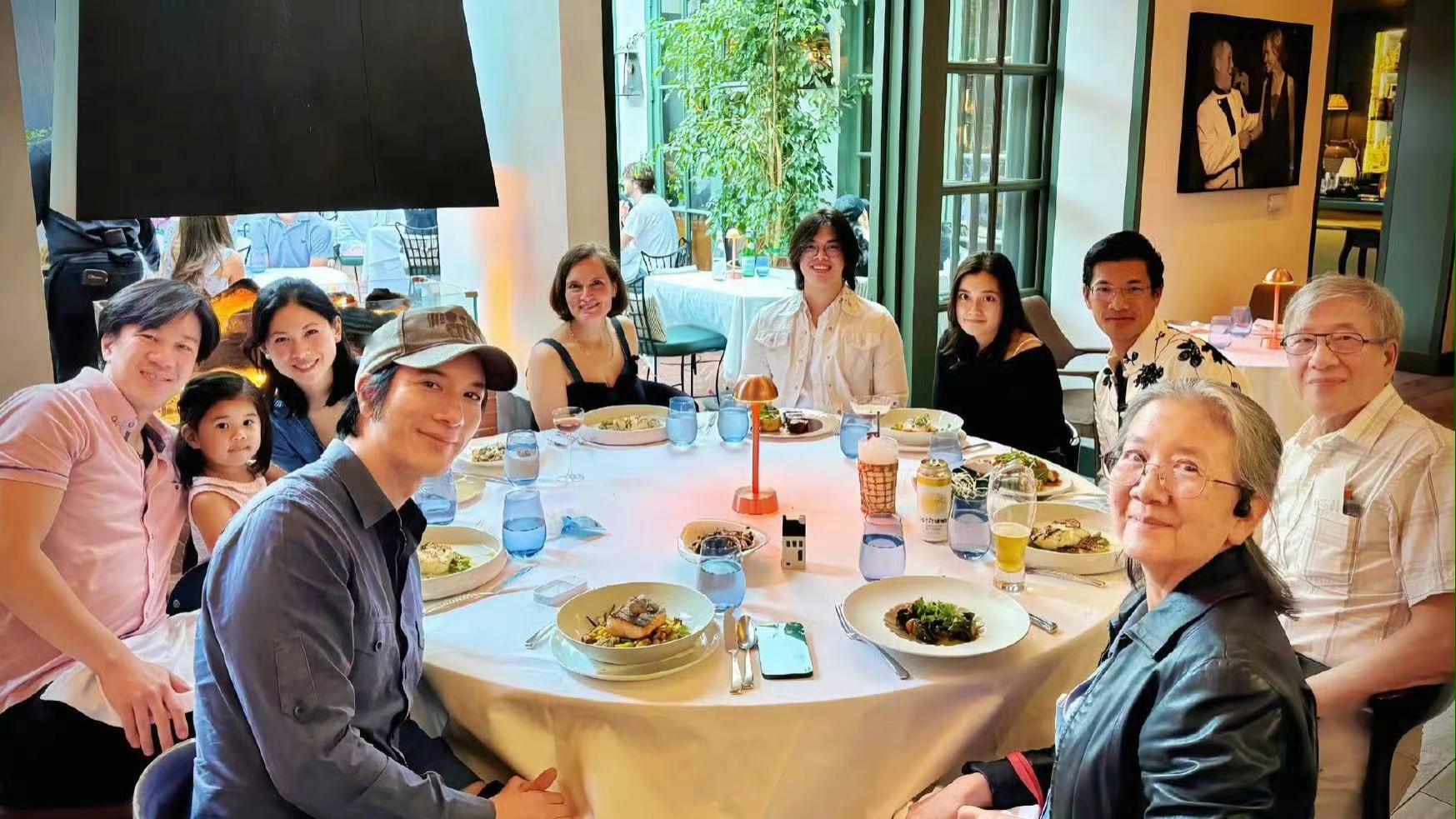 王力宏晒和家人团聚，发文有深意，疑透露还是见不到三个孩子