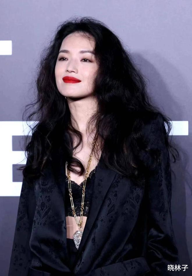 舒淇近照曝光!结婚8年堪比“整容”,身材走形像大妈,网友炸锅