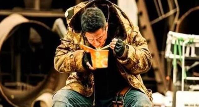 演员休息时都在干嘛？猪八戒抽烟我忍了，杨紫这张我可以笑一整天