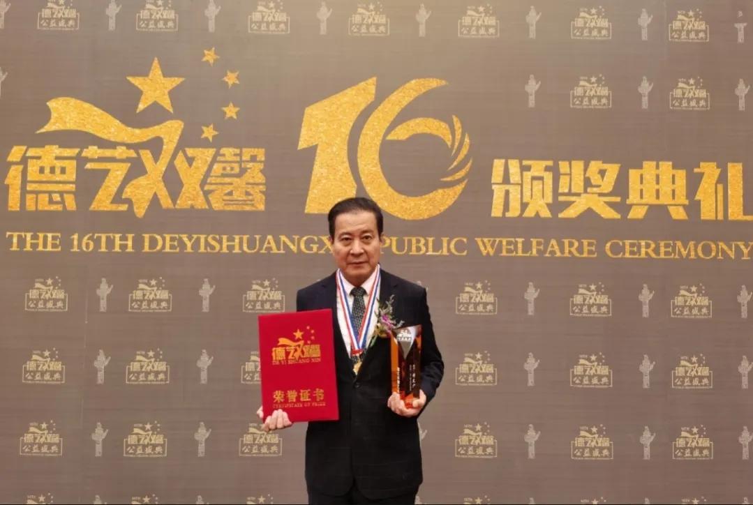 他是国家一级演员,娶恩师女儿为妻,生下双胞胎儿子成他最大骄傲